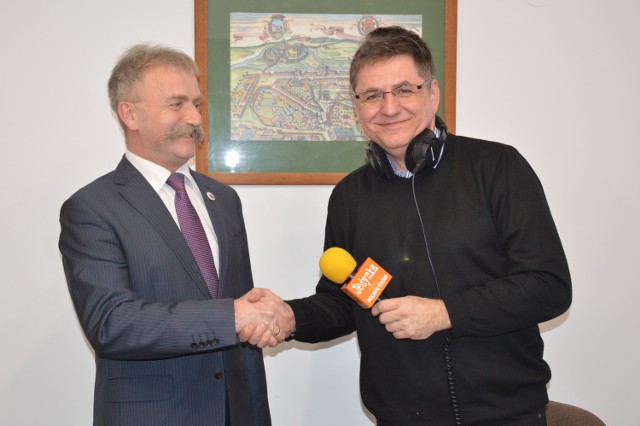 Burmistrz Krzysztof Kaliński z dziennikarzem Radiowej Jedynki