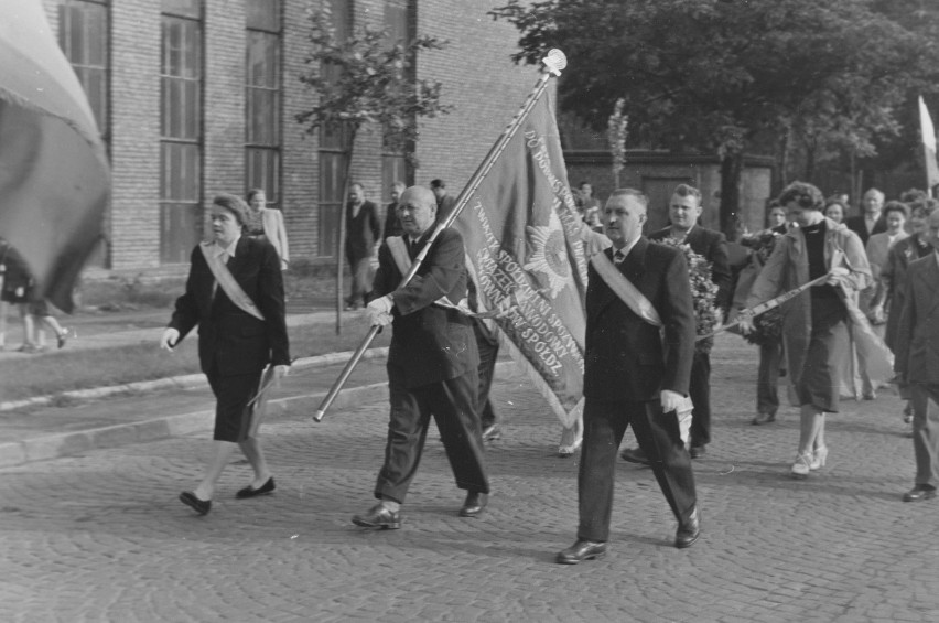 Tak świętowano 1 Maja w Ostrowcu. Zobacz niesamowite zdjęcia sprzed kilkudziesięciu lat [ZDJĘCIA]