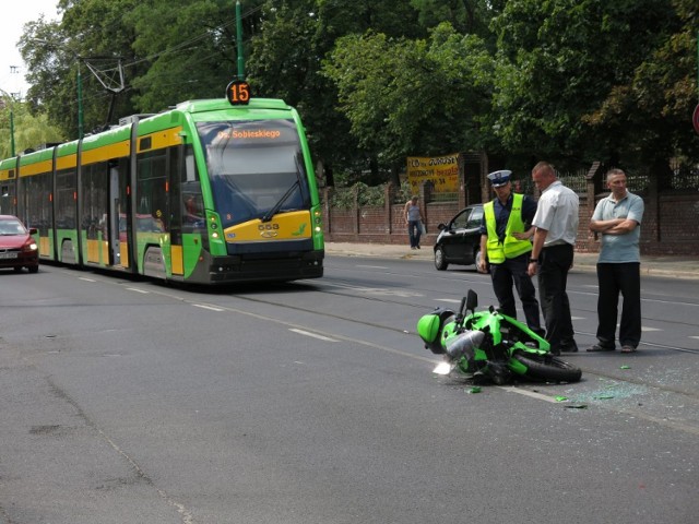 Wypadek w Poznaniu: Na Śniadeckich motocykl zderzył się z autem