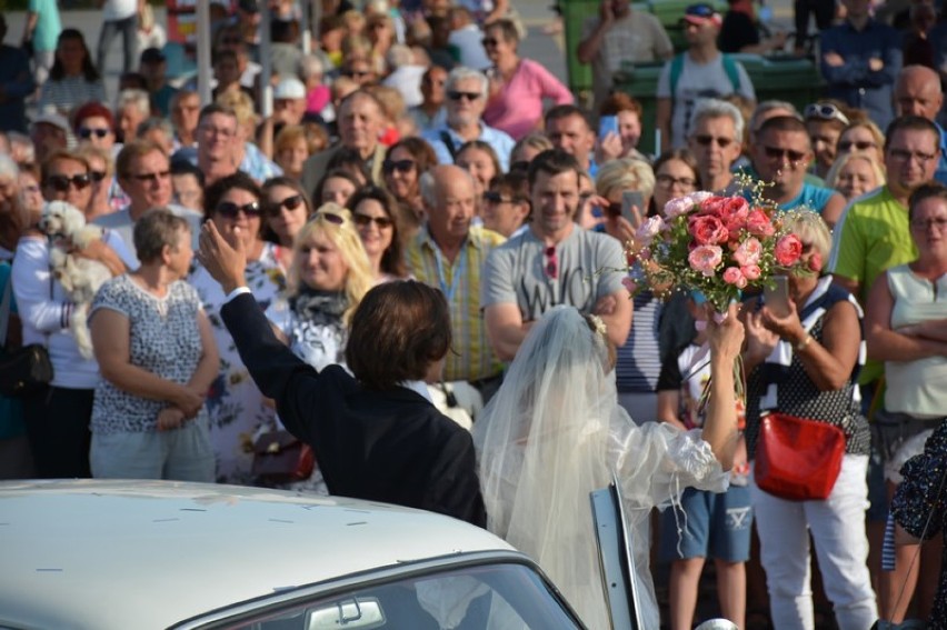 Wiele osób bawiło się na wielkim weselu w stylu PRL w Grzybowie   
