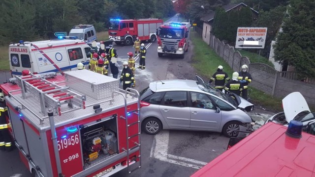 W zderzeniu na skrzyżowaniu dróg Chrośnica - Łomnica z trasą wojewódzka poszkodowanych zostało 5 osób