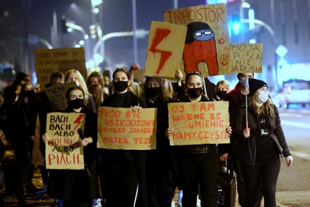 Strajk Kobiet Piotrków 2020: Kolejny protest zgromadził tłumy w Piotrkowie 28.10. Już nie setki, a tysiące młodych ludzi