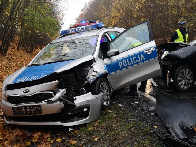 Pod Grudziądzem zderzyły się trzy samochody, w tym radiowóz. Jeden z policjantów był uwięziony w pojeździe