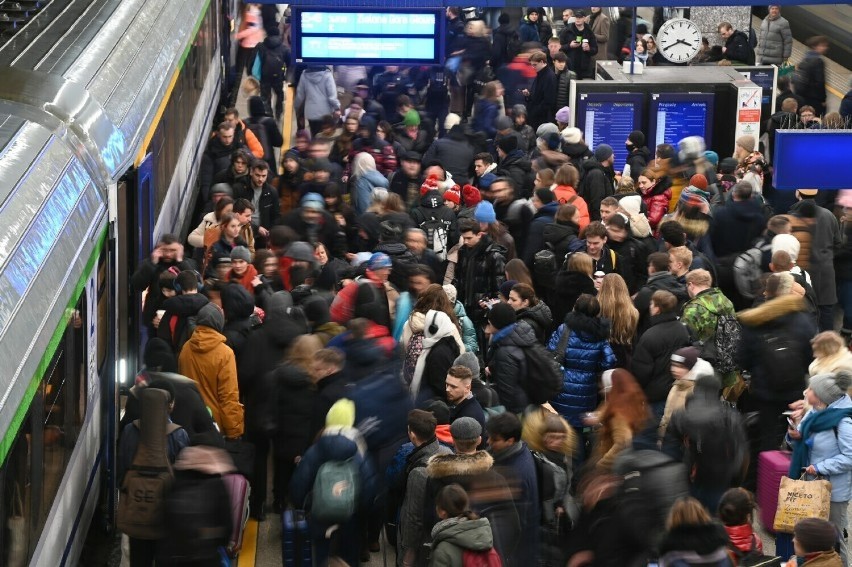 Na zdjęciu tłumy wsiadające do pociągu na stacji Warszawa...