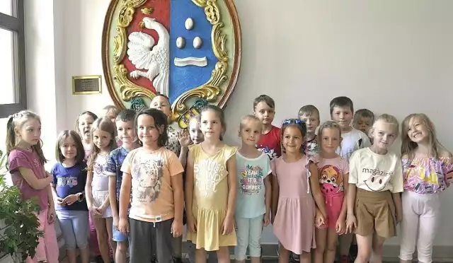 Dzieci z Zespołu Szkolno-Przedszkolnego nr 3 w Kętach Podlesiu odwiedziły kęcki magistrat.
