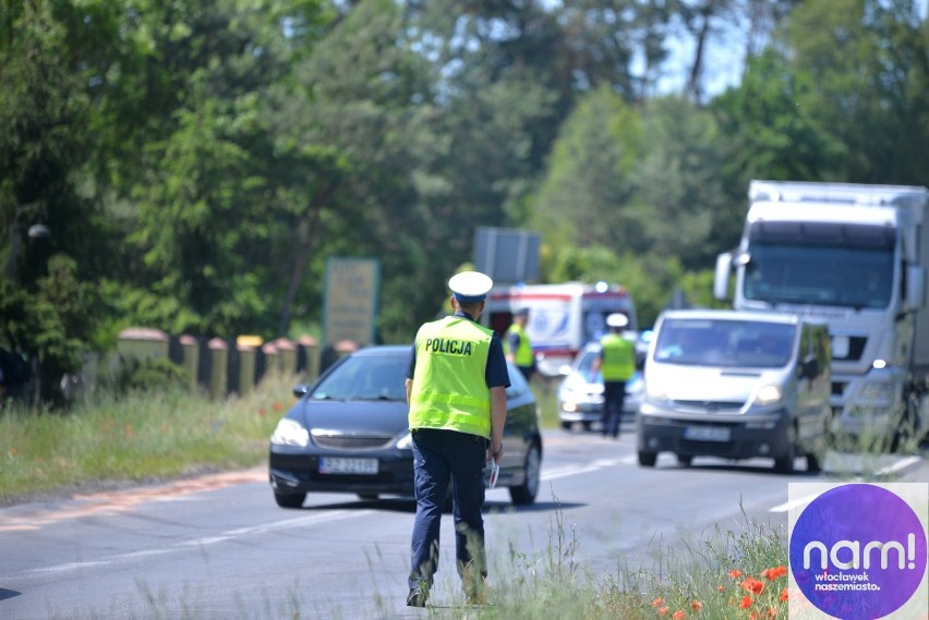 Radiowóz wjechał w tył ciężarówki przy Aleksandrowie Kujawskim. Policjant dostał mandat [zdjęcia]