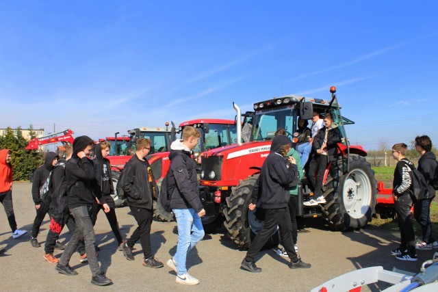 Za nami Dzień Otwarty w Zespole Szkół Mechanizacji Rolnictwa w Piątku. Była wystawa sprzętu rolniczego, aut i motocykli