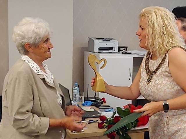 Wandzie Daleszyńskiej nagrodę wręcza wójt Dorota Krezymon