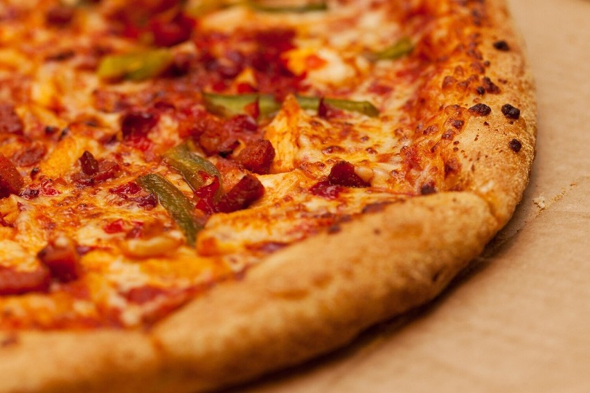 Nazwa pizza pochodzi od wyrazu “picea” po łacinie, co...