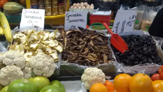 Najdroższe na Bałuckim Rynku i targowisku Dolna-Ceglana są suszone owoce i grzyby, bez których nie można wyobrazić sobie świątecznych dań.