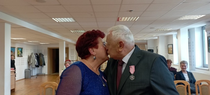 Przeżyli wspólnie 50 lat! Piękny jubileusz Złotych Godów świętowało 12 par z gminy Jędrzejów. Zobacz zdjęcia