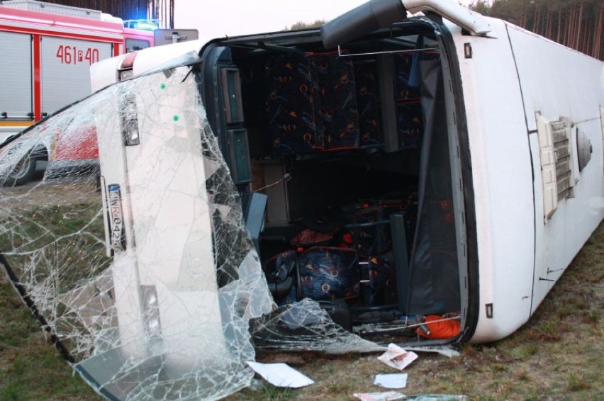 Wypadek autobusu w Bralinie. Wiózł 33 pasażerów. 4 osoby przewieziono do szpitala [ZDJĘCIA]
