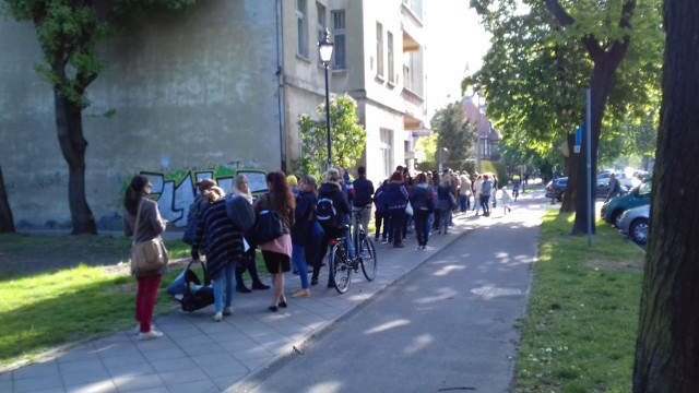 Jak ogromne jest zainteresowanie programem unijnym „Aktywna mama, aktywny tata” pokazały kolejki, które od wczesnego poranka tworzyły się w dwóch punktach miasta przy Regionalnym Ośrodku Polityki Społecznej przy ul. Bartkiewiczówny oraz MOPR przy ul. Konopnickiej. 

W pierwszym przyjmowane są wnioski od mieszkańców powiatu, w drugim od torunian. 

Tekst: Alicja Cichocka-Bielicka

>>>>WIĘCEJ NA KOLEJNYCH STRONACH