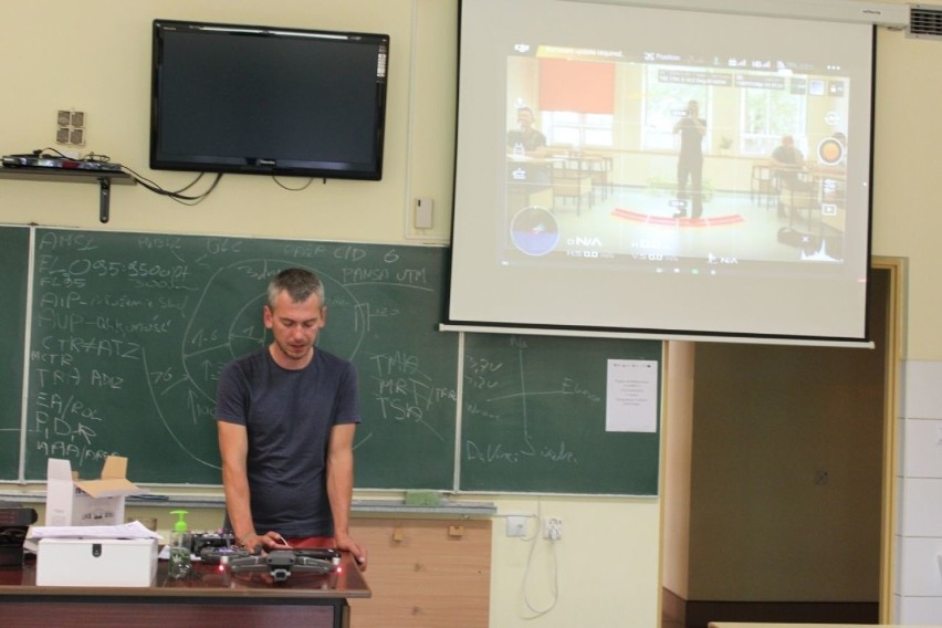 Uczniowie i nauczyciele technikum informatycznego w Opatowie uczyli się pilotować drony [ZDJĘCIA]