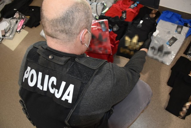 Policja w Kaliszu zabezpieczyła podrabianą odzież. Dwie osoby z zarzutami