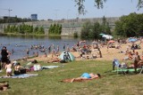 Plażing i smażing na plaży przy Dolinie Trzech Stawów. Słońce, radość i tłumy wczasowiczów