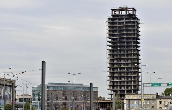 Szkieletor

Nieukończony wieżowiec mieszczący się  przy Rondzie Mogilskim.  Rozpoczętej w 1975 budowy wysokościowca nigdy nie ukończono – budynek posiada jedynie żelbetową konstrukcję bez zamocowanej elewacji.