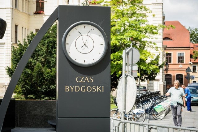 Na wyremontowanym Starym Rynku w Bydgoszczy w piątek stanął niezwykły zegar. Niezwykły, bo pokazuje dwie różne godziny:  odmierza czas środkowoeuropejski i bydgoski.

Wyjątkowy zegar można podziwiać od piątku na Starym Rynku w Bydgoszczy. Jest wyjątkowy, bo odmierza czas środkowoeuropejski i bydgoski. Czas środkowoeuropejski to strefa czasowa odpowiadająca czasowi słonecznemu południka 15°E. Z kolei czas bydgoski jest o 12 minut wcześniejszy od czasu środkowoeuropejskiego, zgodny z naszym położeniem geograficznym. Wynika to z tego, że 1 stopień długości geograficznej odpowiada 4 minutom, a przez Bydgoszcz przebiega 18. południk.
