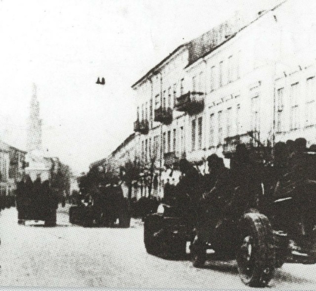 Zobacz na kolejnych slajdach jak wyglądał Radom w okresie 1944 - 1945

Na zdjęciu: Wojska sowieckie na dzisiejszej ulicy Żeromskiego, za Niemców w czasie II wojny światowej Reichstrasse (ulica Rzeszy).