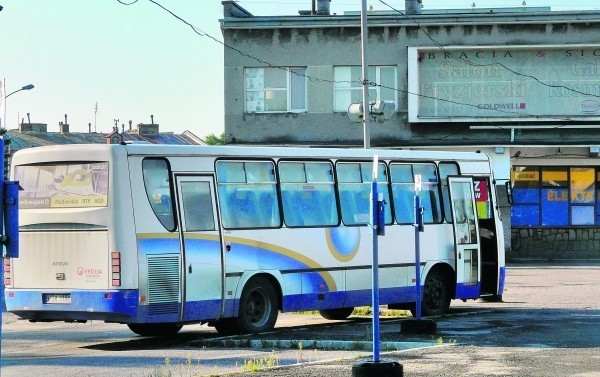 To tutaj miałoby być komunikacyjne serce powiatu. Na razie plany pozostają na papierze, a pasażerowie szukają przystanków po mieście