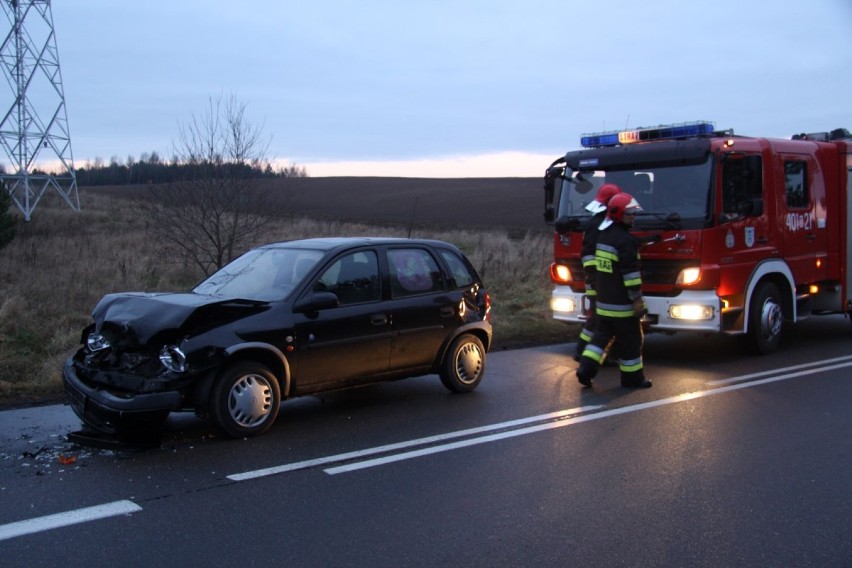 Wypadek za Udorpiem w kierunku Chojnic. Dwie osoby trafiły do szpitala 