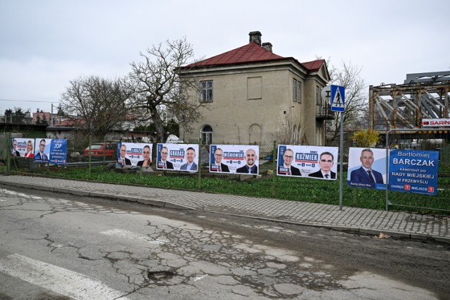 Kampania samorządowa 2024. Banery wyborcze kandydatów, 15 bm. na ulicach Przemyśla.