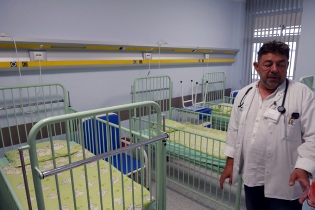 W szpitalu trwa modernizacja, powiatowe właddze inwestują w infrastrukturę. Na zdjęciu Jerzy Gryboś, ordynator odnowionego oddziału pediatrycznego