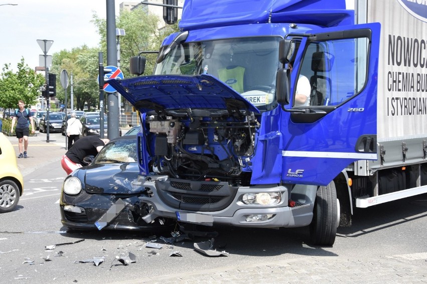 Wypadek na skrzyżowaniu Kościuszki i Mickiewicza w Łodzi. Zderzenie ciężarówki z samochodem osobowym