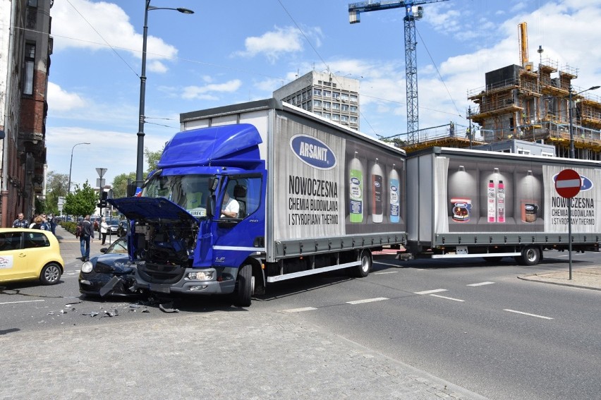 Wypadek na skrzyżowaniu Kościuszki i Mickiewicza w Łodzi. Zderzenie ciężarówki z samochodem osobowym