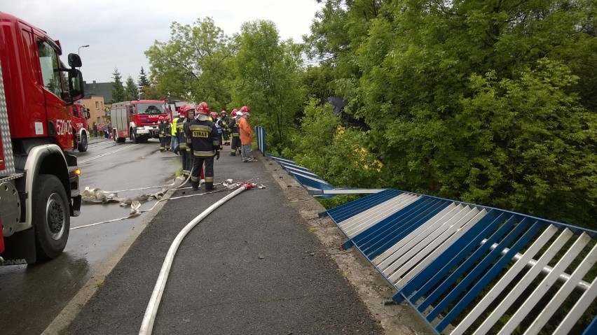 Wypadek w Mysłowicach: Na ul. Brzezińskiej ciężarówka wypadła z wiaduktu [ZDJĘCIA]