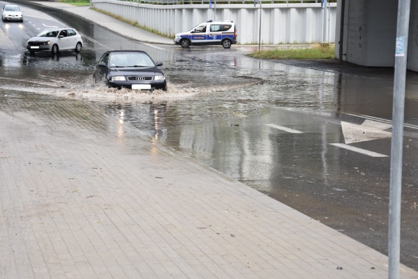 Tarnów. Woda pod wiaduktem kolejowym przy ulicy Gumniskiej. Kierowców czekały utrudnienia w ruchu [ZDJĘCIA]