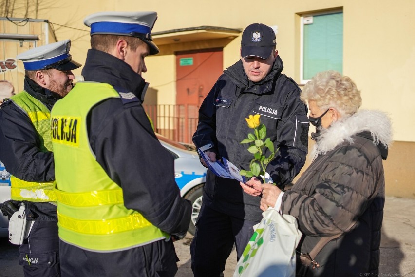 Na Dzień Babci i Dzień Dziadka. Policjanci z Piły złożyli życzenia seniorom! 