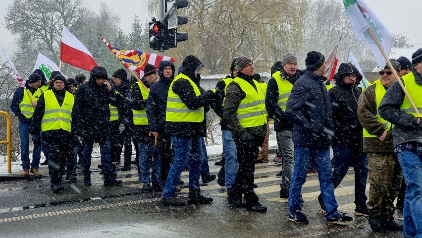 Protest rolników na drodze krajowej numer 10 w Kosztowie. Auta przepuszczane są co 20 minut