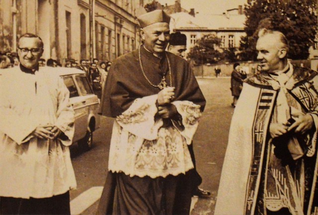 Bp Antoni Adamiuk w parafii Narodzenia Najświętszej Maryi Panny w Głubczycach, rok 1971.