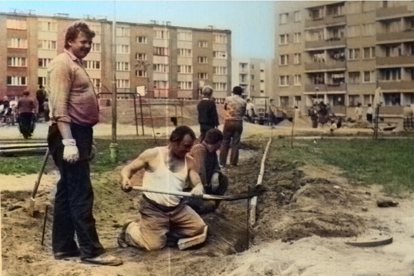 W 1966 roku członkowie spółdzielni "Hutnik" w Zawadzkiem...