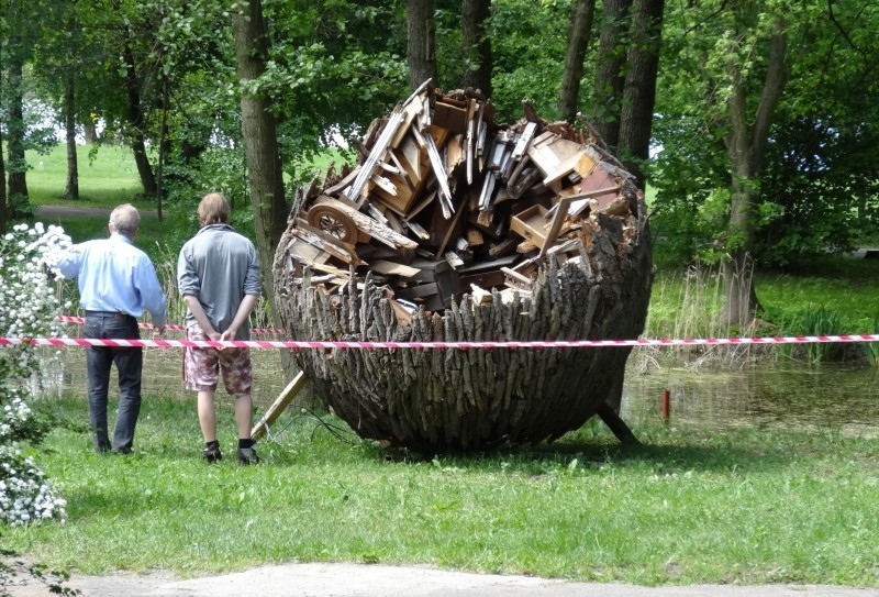 Rzeźba "Malum" nad jeziorem w Strzeszynku