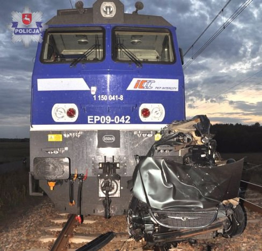 25-latek przeżył zderzenie z pociągiem, który pchał przed sobą jego auto przez 800 metrów!