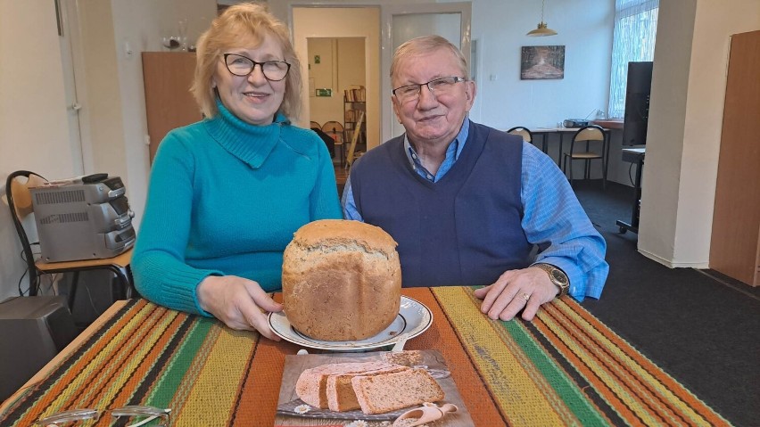 Klub seniora „Jagiellonka” w Lesznie pachnie świeżym chlebem. Seniorzy wypiekają go tam sobie za darmo