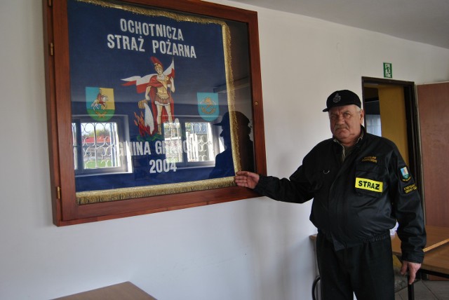 Komendant Zdzisław Gawroński przy sztandarze zakupionym dzięki ofiarności mieszkańców Granowa
