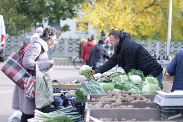 Targowisko miejskie w Nowej Soli. Zobacz galerię klimatycznych zdjęć z tego miejsca. Kliknij w przycisk "zobacz galerię" i przesuwaj zdjęcia w prawo - naciśnij strzałkę lub przycisk NASTĘPNE