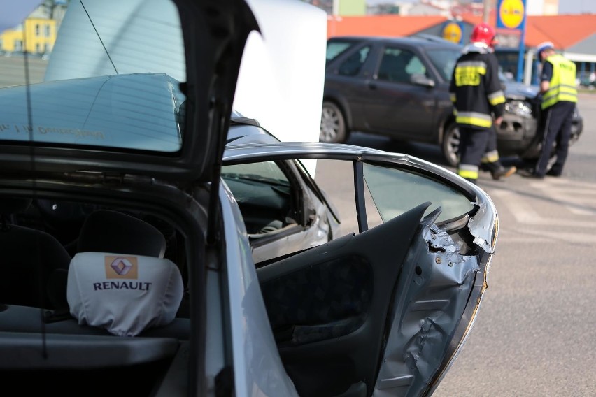 Pięć osób w szpitalu po zderzeniu dwóch aut w Skierniewicach