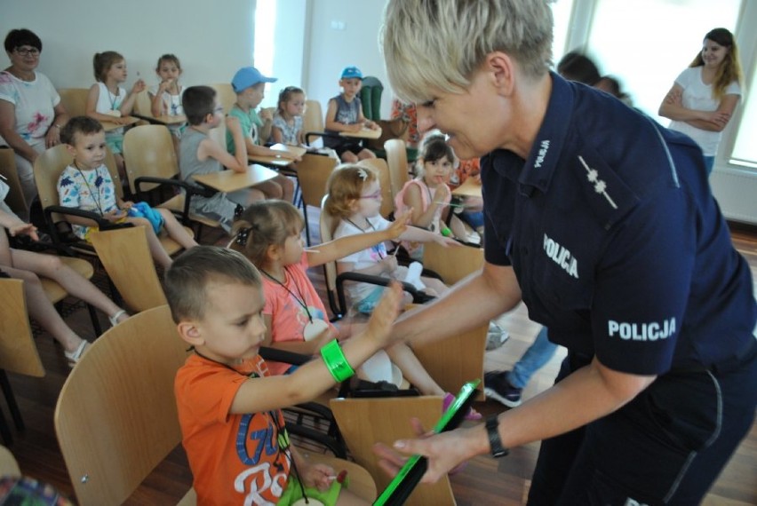Dzieci z Przedszkola Nr 14 w Przemyślu wraz z policjantkami,...