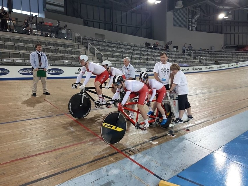 Na głównym zdjęciu polska drużyna ze srebrnymi medalami. Od...