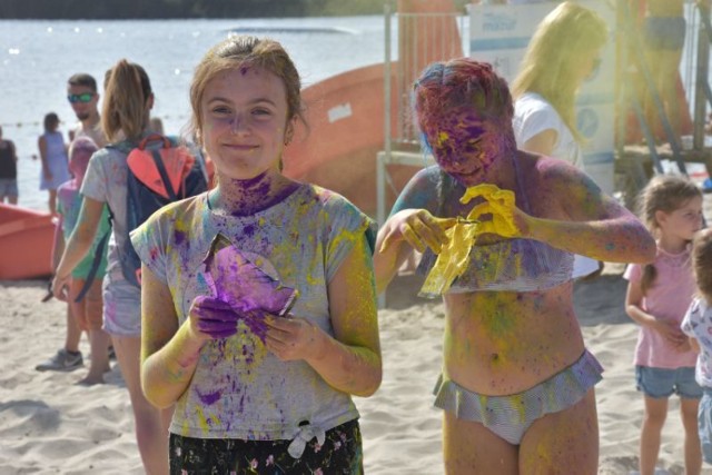 Kolorowy zawrót głowy na śremskiej plaży. Holi Festival zawitał do naszego miasta.