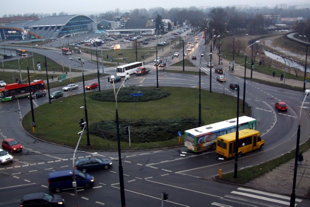 Rondo Lubelskiego Lipca ‘80 czeka przebudowa, m.in. ma być „wyprostowana” jezdnia Trasy Zielonej, którą dojeżdżamy do skrzyżowania. Przebudowana będzie Fabryczna. Koszt robót to ok. 50 mln zł