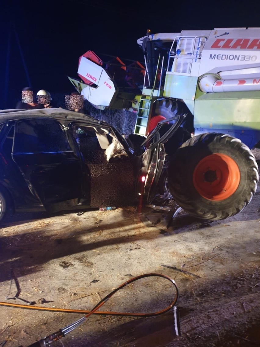 Tragedia w Wietrzychowicach. W wypadku samochodu z kombajnem zginęły dwie osoby