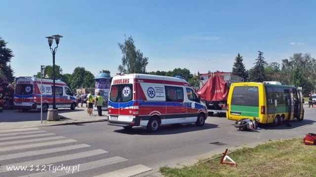 Zderzenie skutera z busem w Tychach przy ul. Bocheńskiego (zdjęcia dzięki uprzejmości serwisu www.112Tychy.pl