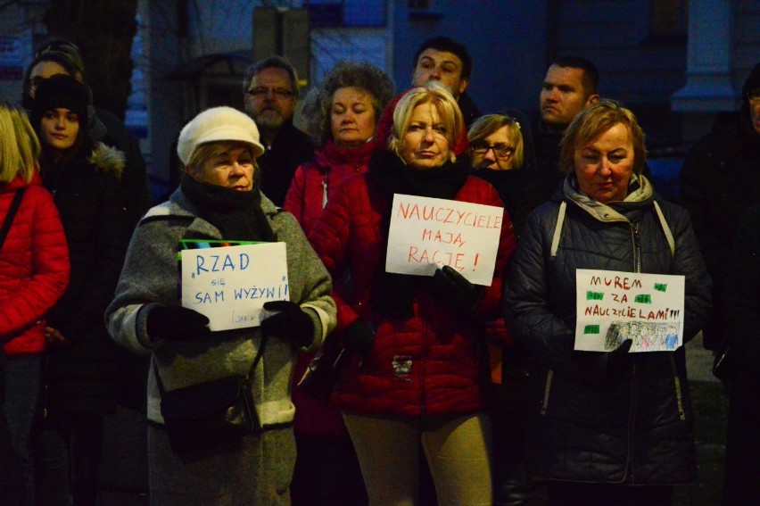 Strajk nauczycieli w Kwidzynie. Na Placu Plebiscytowym odbył się wiec poparcia [ZDJĘCIA]