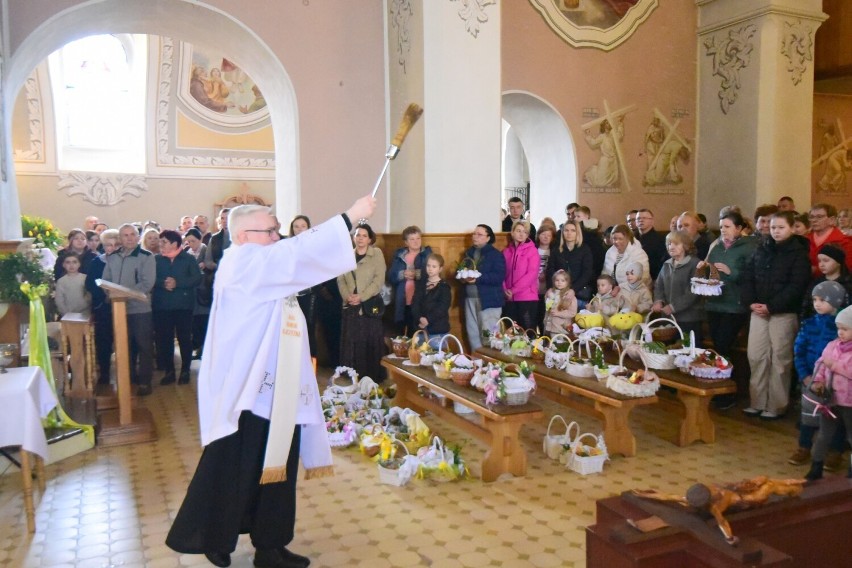 Wielkanoc 2024. Święcenie pokarmów w parafii Świętego Aleksego w Przedborzu. ZDJĘCIA