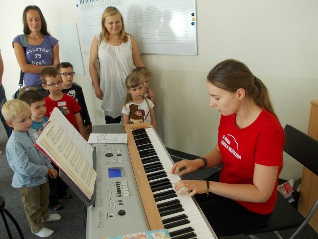 Dzieci mogły pośpiewać wspólnie z nauczycielką